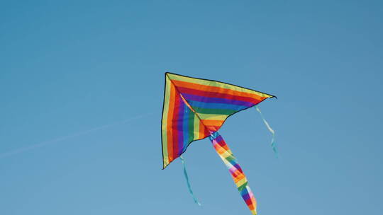 风筝翱翔在蓝天视频素材模板下载