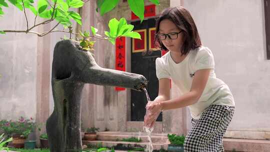 4K升格实拍在中式庭院里洗手戏水的东方女孩