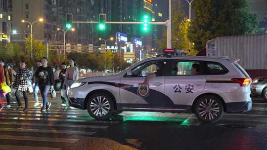 夜晚城市路口斑马线行人路人