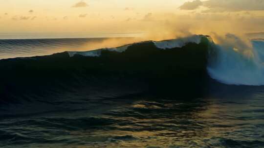 4k海浪翻滚电影感超广角水花飞向空中