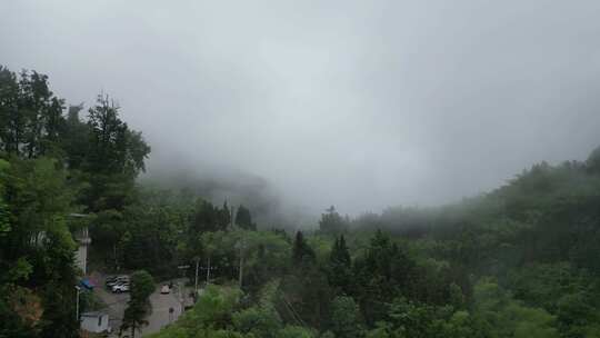 一叶扁舟小东江湖烟雨朦胧航拍长江千岛湖