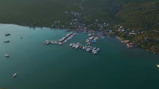 鸟瞰海边古雅的村庄，海滨有游艇和帆船