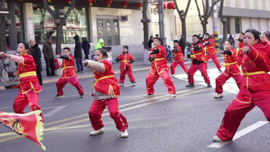 户外街头的民俗表演活动
