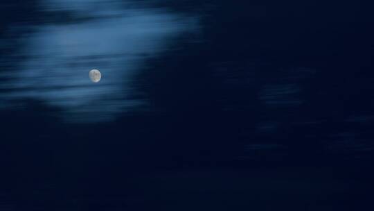 高速行驶的列车车窗外的月亮和风景4k视频