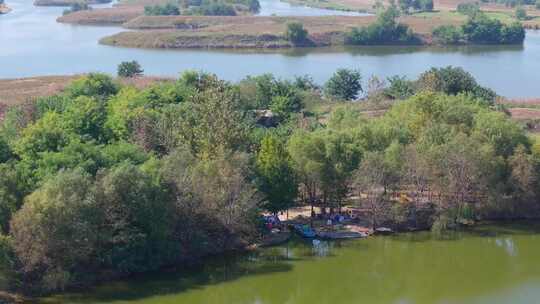 西安湖湿地公园河堤路