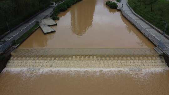 广东东莞：暴雨过后河道水位上涨