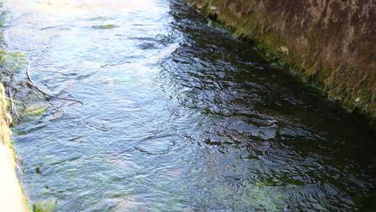 水面波纹近景