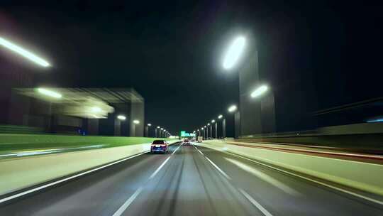 夜间城市道路车流灯光轨迹