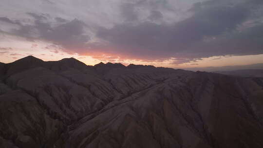 暮色下的连绵山脉自然风景