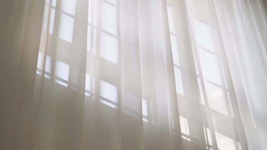 阳光下的窗户窗帘