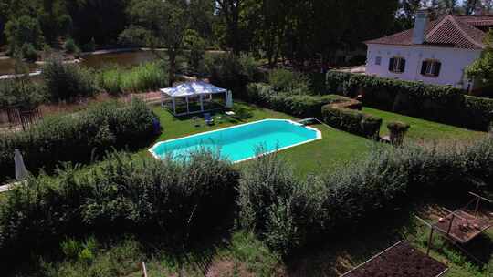 葡萄牙乡村庄园侧院内地面游泳池环绕室外的