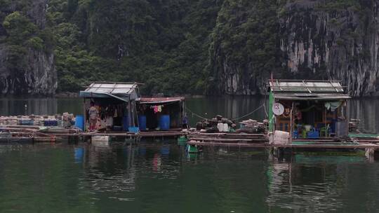 建在河中木筏上的房子