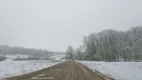 穿越雪域乡村景观的道路