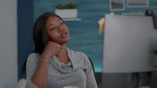 黑人学生在在线视频会议期间与数学教授讨论