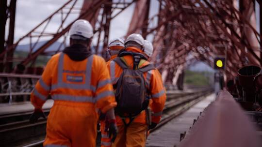 苏格兰东海岸福斯铁路桥检修和远景