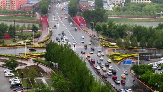 雨天的十字路口 下雨天行车 路口行车视频素材模板下载