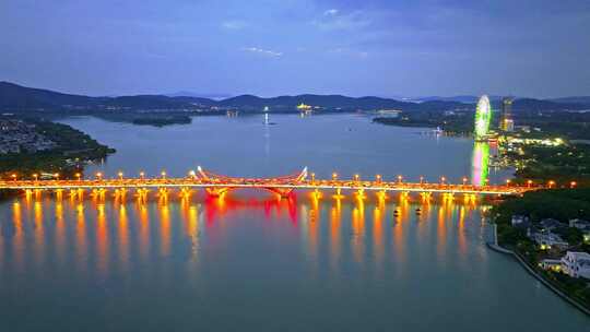 中国江苏无锡蠡湖大桥夜景航拍