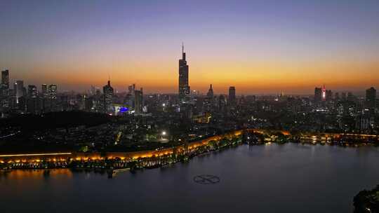 江苏南京玄武湖公园紫峰大厦日落夜景航拍