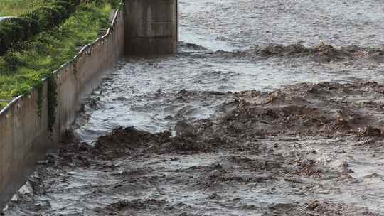 实拍暴雨后洪水 山洪  泥石流