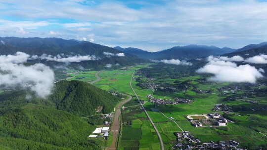 云雾下的绿色田野山川