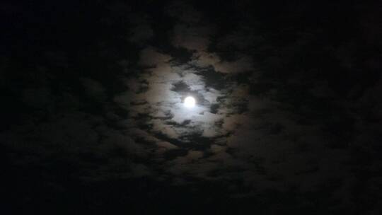黑天晚上云追月亮月夜月色