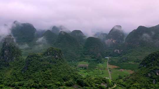 航拍桂林山水云海缭绕的喀斯特风貌