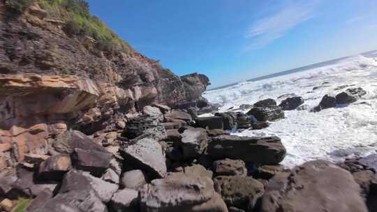FPV穿越机无人机航拍大海海浪冲击礁石沙滩
