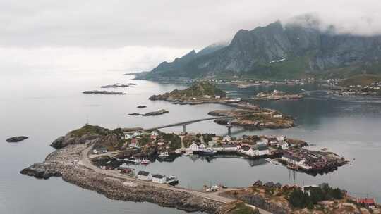 海岸线上连接岛屿和村庄的桥梁