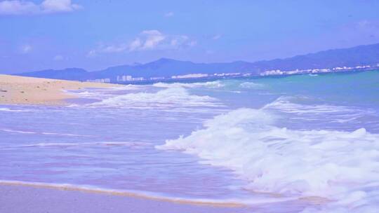 海南三亚蓝天沙滩海浪边浪花玻璃海升格度假视频素材模板下载