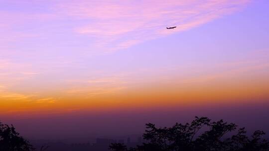 飞机飞过唯美的夕阳晚霞天空