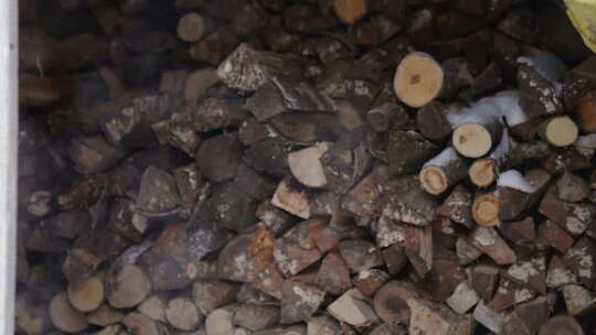 电影木柴堆的木头，雪花飘落，巨大的原木堆