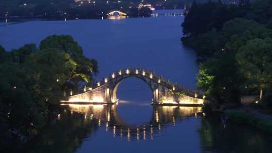 航拍杭州湘湖石拱桥夜景