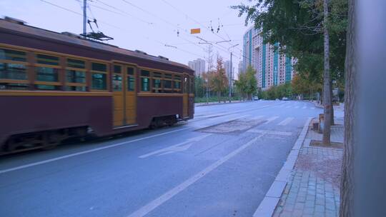 行驶在市区公路上的大连有轨电车老式公交车