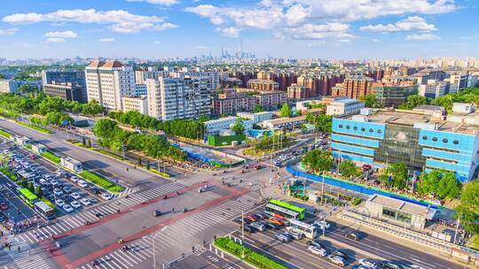 北京夏季城市交通车流与国贸城市天际线