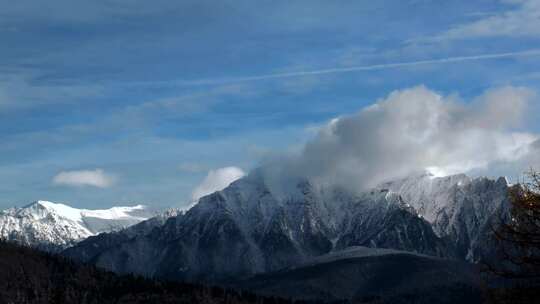 高原雪山山顶上云层飘动气流寒流高山雪景