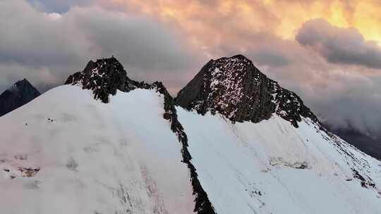 航拍川西贡嘎山卫峰乌库楚雪山风光