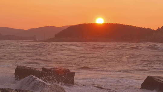 日出日落波涛汹涌海浪礁石