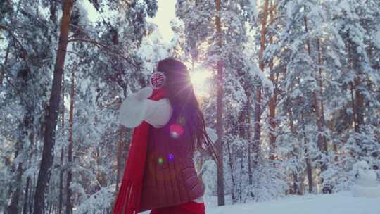 女人走在白雪皑皑的森林里，转身微笑