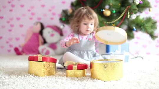 女婴正在准备圣诞礼物 视频素材模板下载