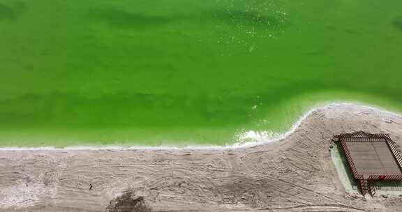 航拍碧波浩瀚的青海察尔汗盐湖风光