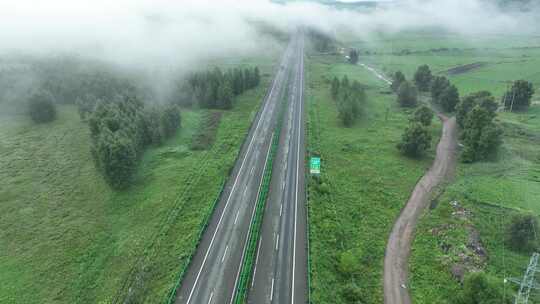 航怕大兴安岭晨雾高速公路行驶的汽车