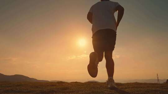 山顶日出年轻人奔跑积极向上跑步户外运动