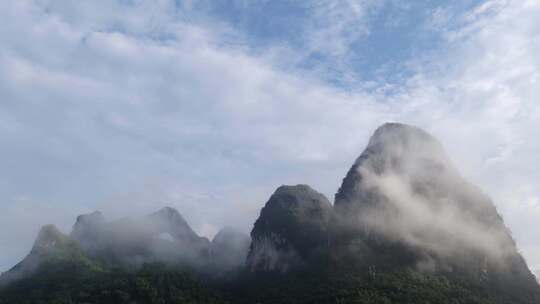 云雾缭绕的秀丽山峰自然景观