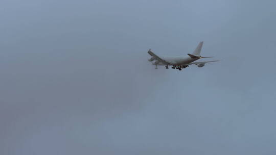 飞机飞过云端