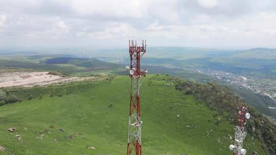 安装在山顶的电信塔