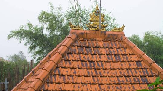 降雨落在寺庙屋顶的长镜头