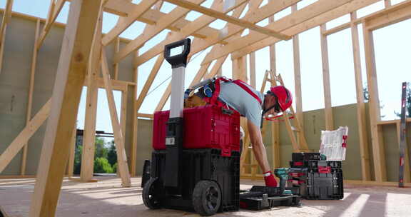 建筑工人在白天组织新住宅框架项目中的工具