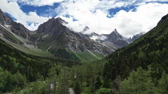 四川毕棚沟航拍全景森林山峰蓝天白云