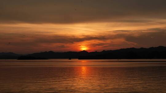 浙江千岛湖的夕阳