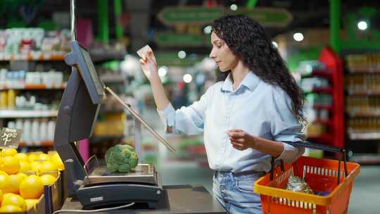 年轻漂亮的黑发女人购物者称超市杂货店蔬菜